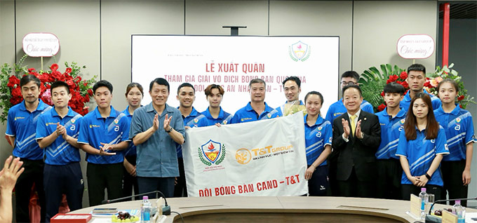 Lê Đình Đức (thứ hai bìa trái) trở lại là sự kết tinh của ý chí mạnh mẽ, tinh thần đồng đội và tấm lòng nhân ái.