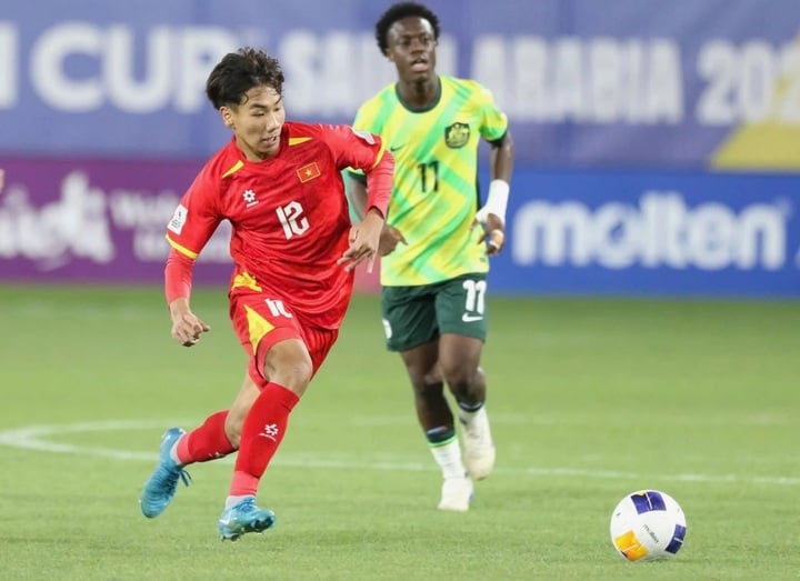 Chu Ngọc Nguyễn Lực là một trong 2 cầu thủ U16 Việt Nam thi đấu tại giải U17 châu Á.