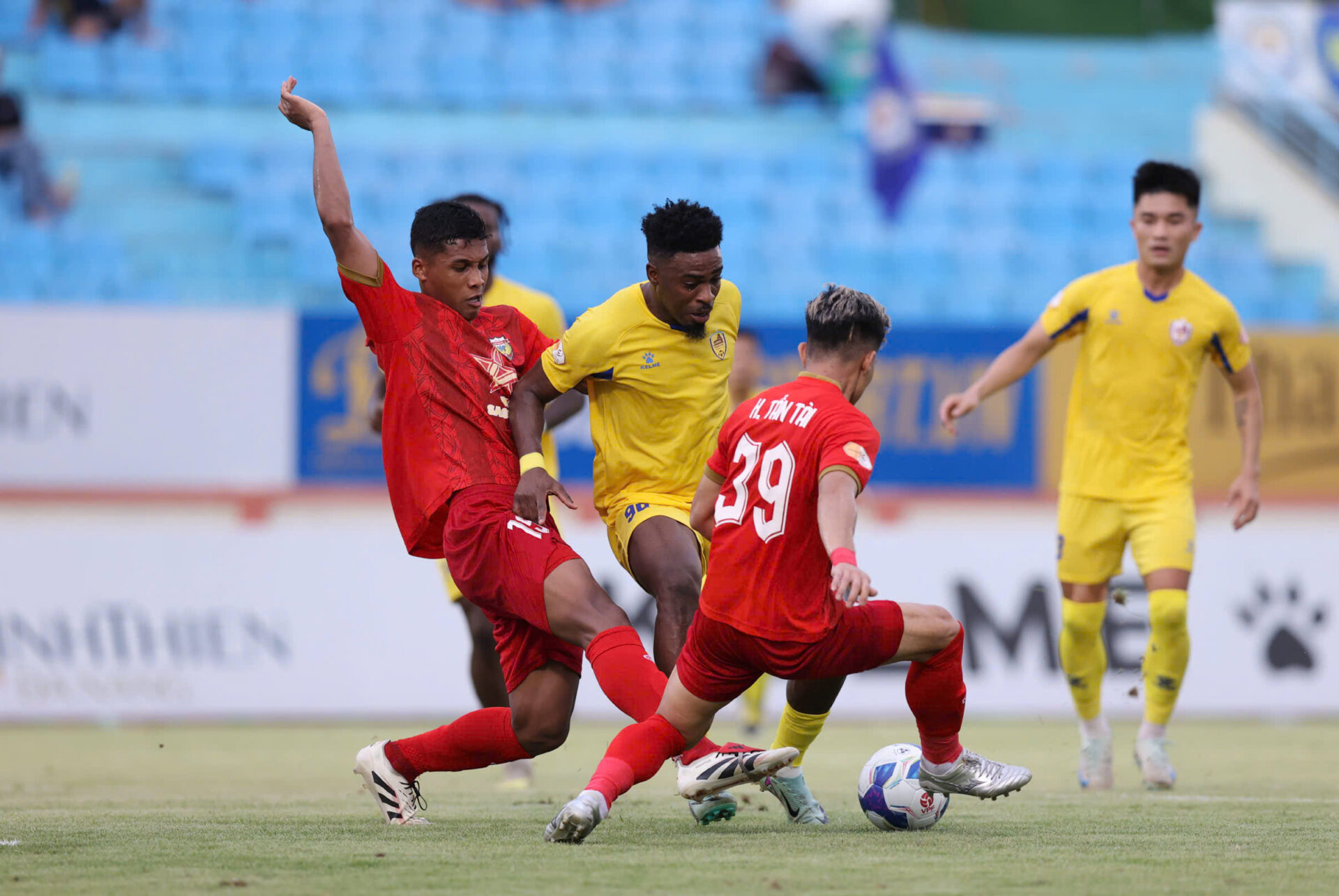 CLB Ha Tinh (do) gay that vong truoc Quang Nam o vong 24