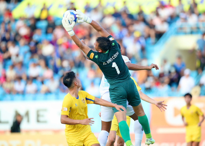 Khung thành của thủ môn Văn Công phải hứng chịu sức ép rất lớn. Ảnh: Quang Đương