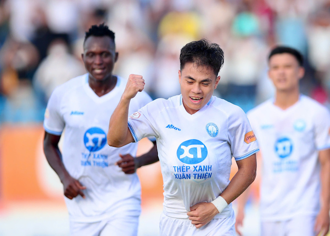 Niềm vui của Hoàng Anh khi có bàn mở tỷ số cho Nam Định. Ảnh: Quang Đương