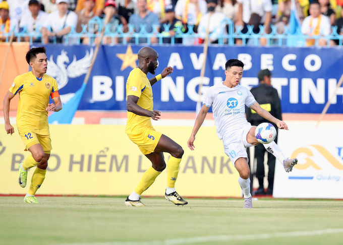 Sức ép liên tục được cấc cầu thủ Nam Định tạo ra trong trận đấu. Ảnh: Quang Đương