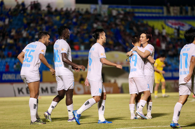 Niềm vui của cầu thủ thành Nam khi sớm vô địch trước 1 vòng đấu. Ảnh: Quang Đương