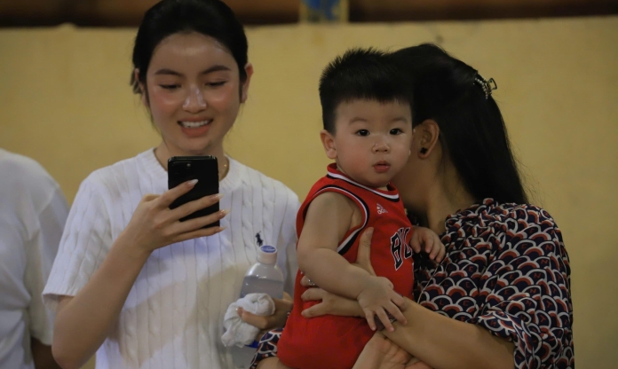 Vợ con Quang Hải chiếm trọn 'spotlight' trong ngày chồng thi đấu rực sáng