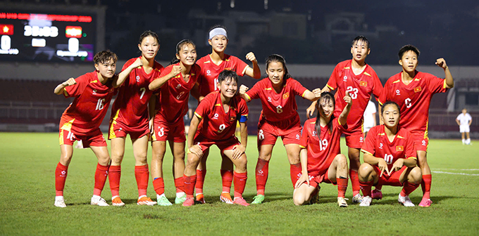 Niềm vui ghi bàn của U19 nữ Việt Nam. Ảnh: Đình Viên