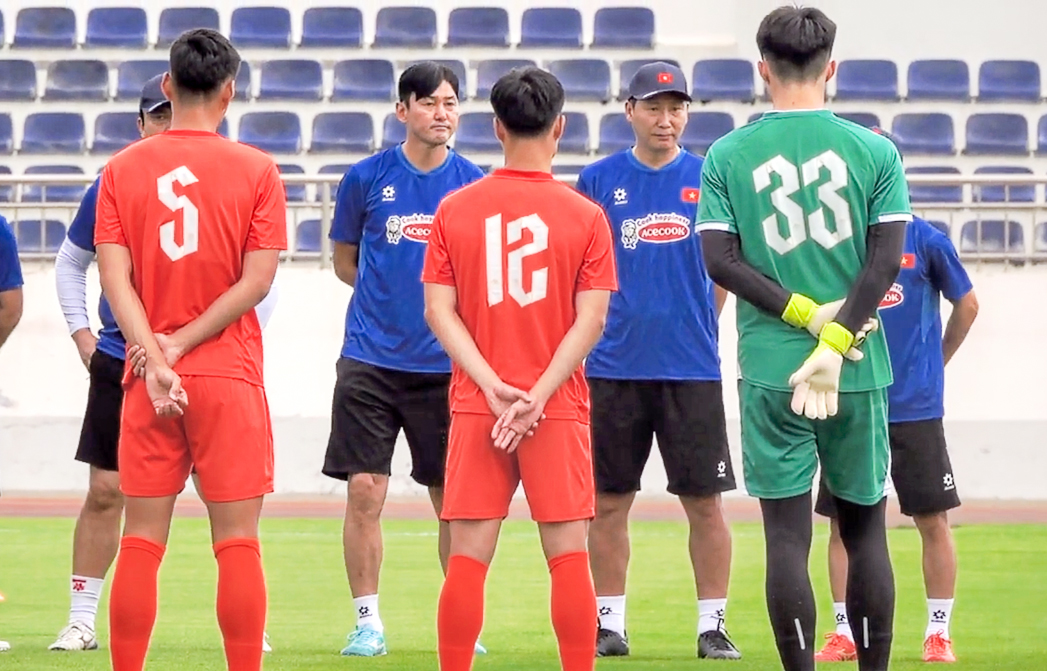 HLV Kim Sang-sik muốn các cầu thủ U23 Việt Nam kiểm soát bóng tốt hơn. Ảnh: VFF.