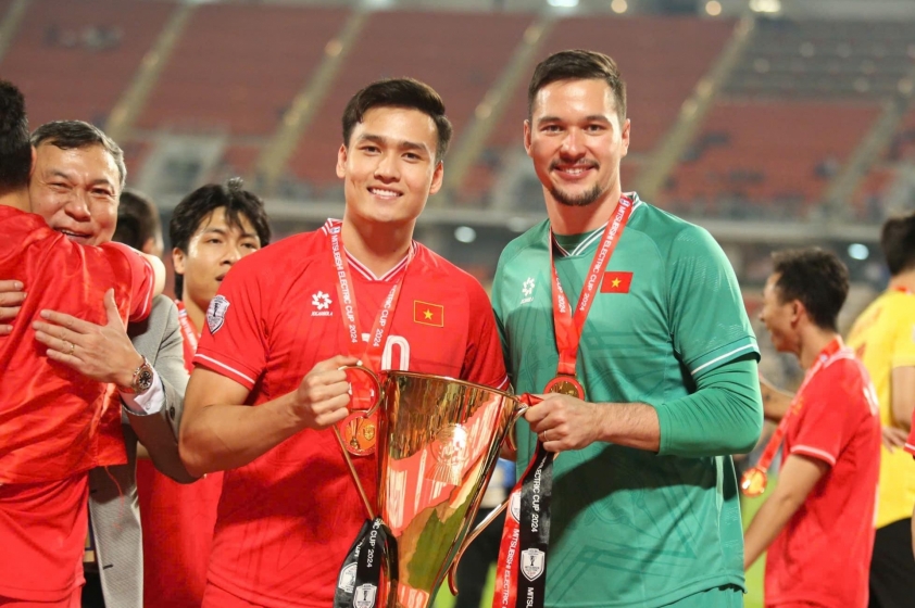 Filip Nguyễn: 'Quang Hải là cầu thủ chuyên nghiệp nhất Việt Nam' 662346